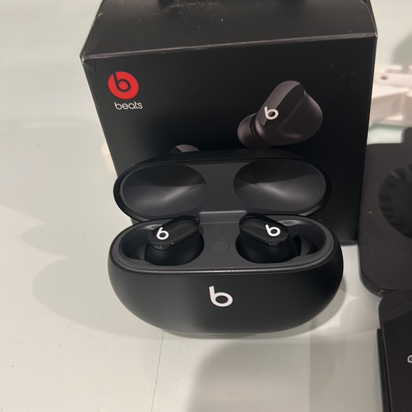 Beats studio buds new in box never been used black - Picture 2 of 6